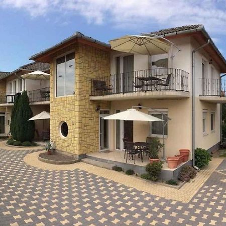 House And Apts. In Balatonlelle 19128 מראה חיצוני תמונה