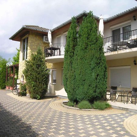 House And Apts. In Balatonlelle 19128 מראה חיצוני תמונה