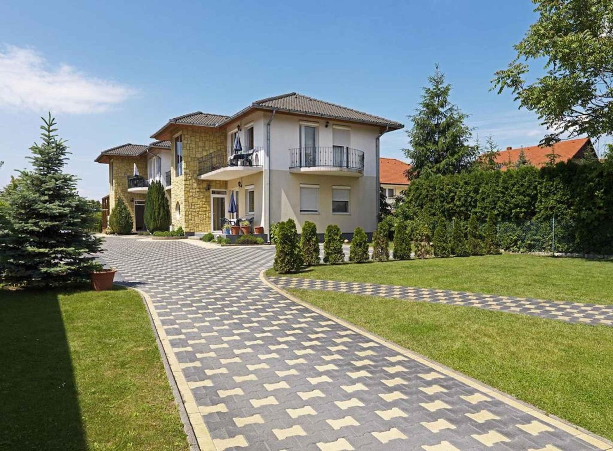 House And Apts. In Balatonlelle 19128 מראה חיצוני תמונה