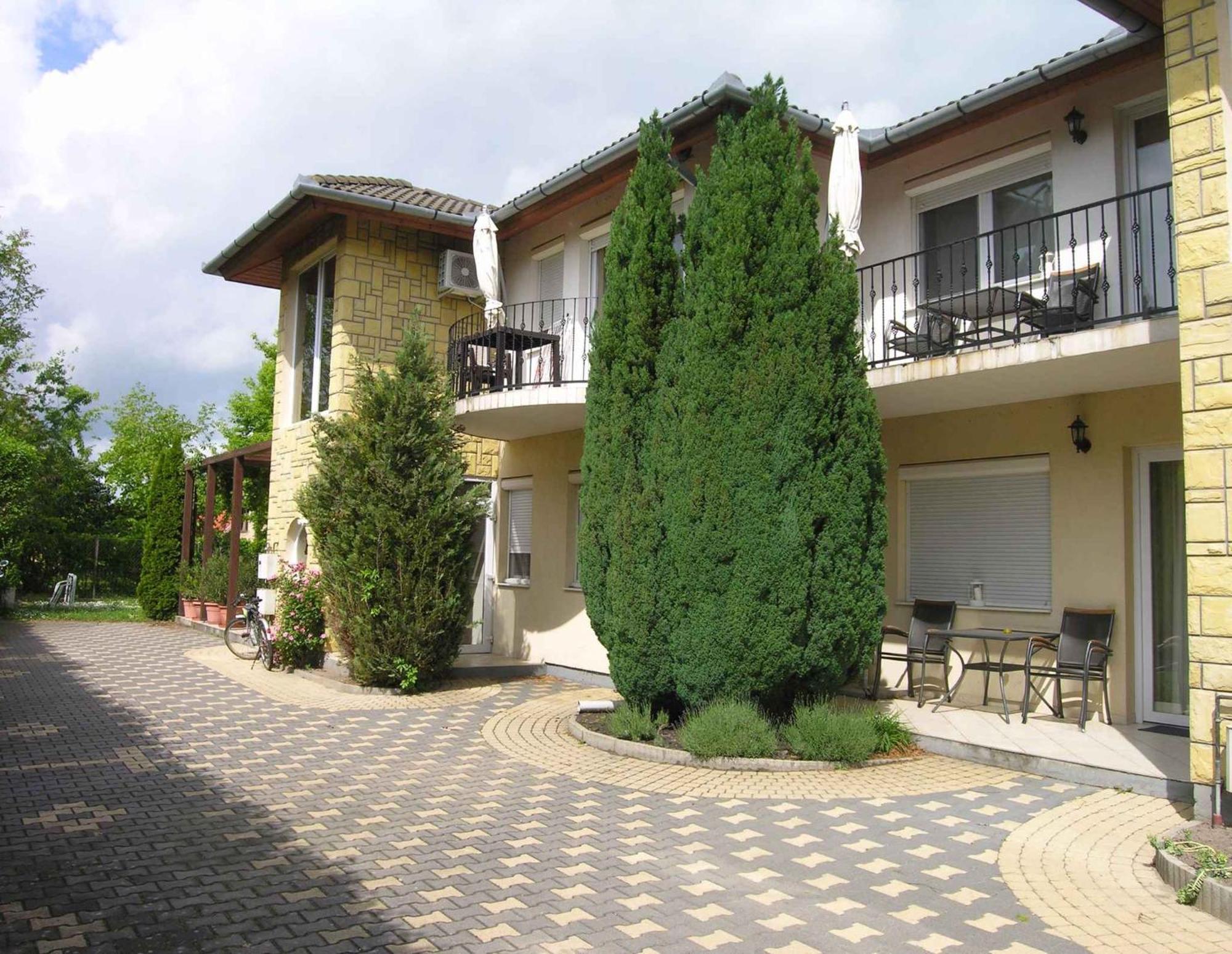 House And Apts. In Balatonlelle 19128 מראה חיצוני תמונה