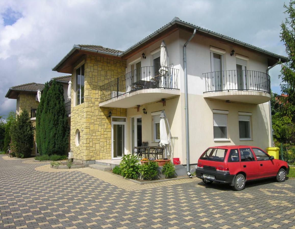 House And Apts. In Balatonlelle 19128 מראה חיצוני תמונה